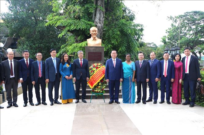 Trưởng Ban Tuyên giáo và Dân vận Trung ương Nguyễn Trọng Nghĩa cùng các thành viên trong đoàn và đại diện Thư viện công cộng Colombo chụp ảnh lưu niệm bên cạnh tượng đài Bác Hồ ở thủ đô Colombo. Ảnh: Ngọc Thúy - PV TTXVN tại Nam Á