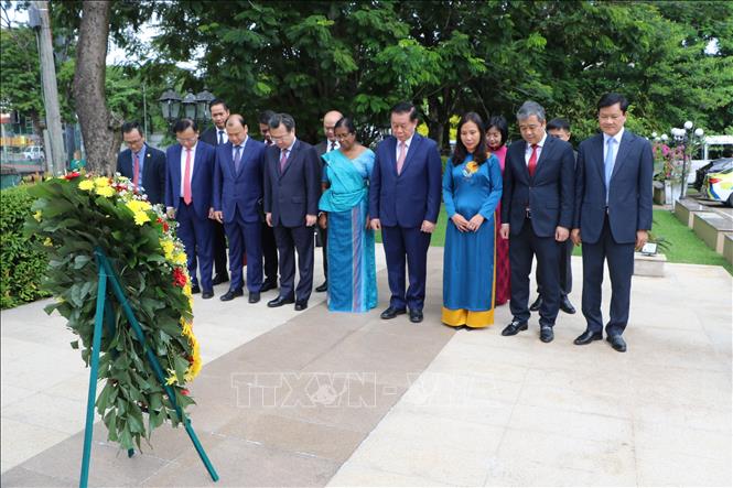 Trưởng Ban Tuyên giáo và Dân vận Trung ương Nguyễn Trọng Nghĩa cùng các thành viên trong đoàn và đại diện Thư viện công cộng Colombo dành một phút tưởng niệm Bác Hồ tại Tượng đài Chủ tịch Hồ Chí Minh ở thủ đô Colombo. Ảnh: Ngọc Thúy - PV TTXVN tại Nam Á