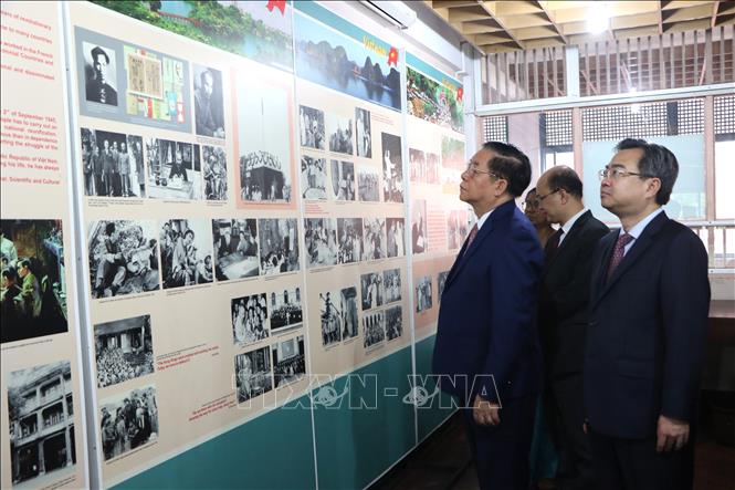 Trưởng Ban Tuyên giáo và Dân vận Trung ương Nguyễn Trọng Nghĩa cùng các thành viên trong đoàn tham quan Không gian Hồ Chí Minh trong khuôn viên Thư viện công cộng Colombo. Ảnh: Ngọc Thúy - PV TTXVN tại Nam Á