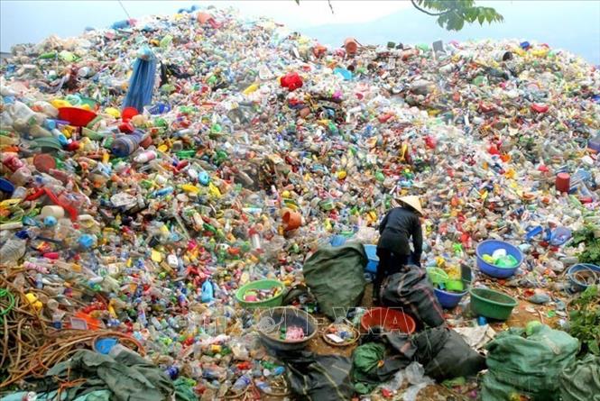 Một bãi thu gom rác thải nhựa để tái chế tại Lào Cai. Ảnh: Ngọc Hà - TTXVN