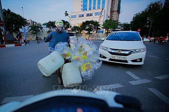 Rác thải nhựa đã và đang đe dọa nghiêm trọng đến môi trường bởi tính chất rất khó phân hủy trong điều kiện tự nhiên. Sự tồn tại của nó trong môi trường sẽ gây ảnh hưởng nghiêm trọng tới đất và nước. Ảnh: Trọng Đạt - TTXVN