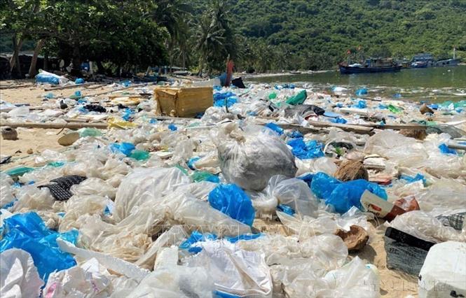 Khu vực bãi Chính của vịnh Vũng Rô thuộc xã Hòa Xuân Nam, thị xã Đông Hòa (Phú Yên) ngập tràn rác thải nhựa. Ảnh: Tường Quân – TTXVN