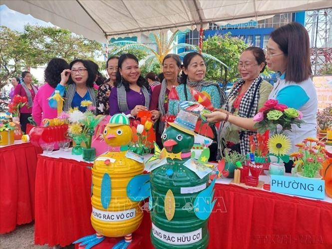 Phụ nữ Bến Tre khéo léo biến rác thải nhựa thành nhiều sản phẩm hữu dụng. Ảnh: Chương Đài - TTXVN