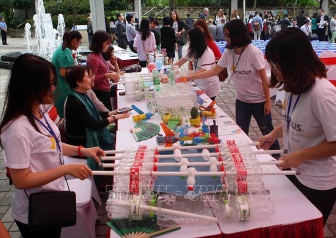 Đại biểu tham quan các sản phẩm sáng tạo, tái chế từ rác thải tại Lễ khởi động dự án hợp tác “Vì một thế giới không rác thải” do Tổ chức Giáo dục, Khoa học và Văn hóa Liên hợp quốc (UNESCO) cùng các đối tác tổ chức. Ảnh: Thanh Tùng-TTXVN