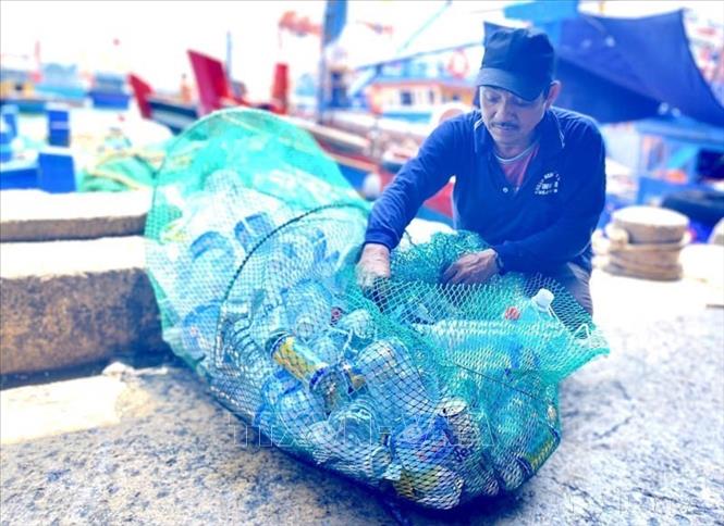 Mô hình “Thu gom chất thải nhựa từ tàu cá về bờ” thu hút 200 tàu cá của ngư dân Bình Định tham gia, góp phần giảm thiểu rác thải nhựa đại dương trong hoạt động khai thác thủy sản, từng bước quản lý rác thải nhựa đại dương theo tiếp cận từ đầu nguồn, thực hiện kinh tế tuần hoàn và phát triển xanh. Ảnh: TTXVN phát