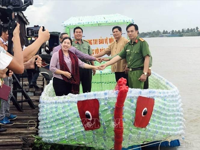 Ra mắt mô hình nổi là chiếc thuyền được kết từ hàng trăm vỏ chai nhựa đã qua sử dụng trên sông Hậu do Phòng Cảnh sát Môi trường, Công an thành phố Cần Thơ phối hợp cùng HTX Du lịch nông nghiệp Cồn Sơn tổ chức (3/6/2022). Ảnh: TTXVN phát