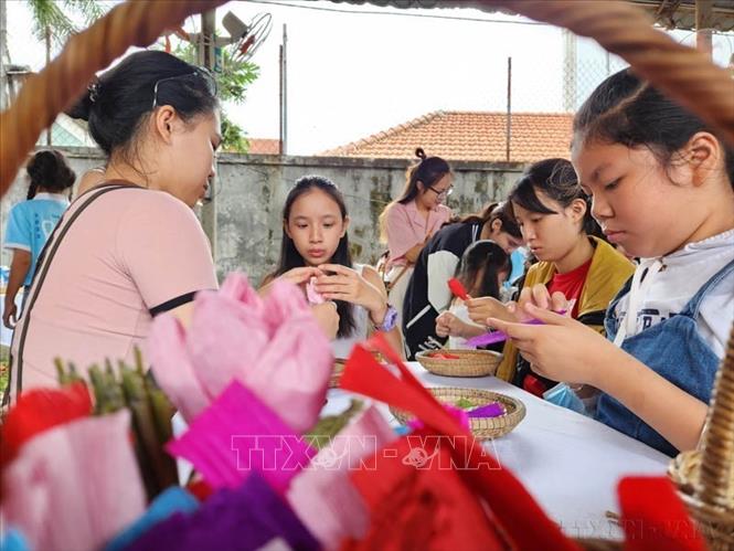 Hàng trăm học sinh, phụ huynh và giáo viên các trường học trên địa bàn thành phố Huế tham gia Ngày hội tái chế Huế 2023 do Dự án Huế - Đô thị giảm nhựa ở miền Trung Việt Nam và Công ty Cổ phần Môi trường và Công trình Đô thị Huế tổ chức (14/5/2023). Ảnh: Mai Trang - TTXVN