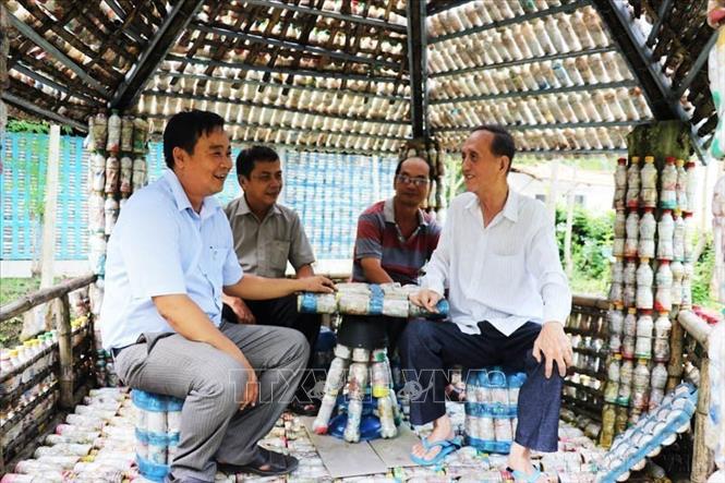 Khu du lịch sử dụng các vỏ chai nhựa, bao nilon tái chế làm tường của nhà, phòng nghỉ, quán cà phê, hàng rào của cựu chiến binh Đoàn Công Khanh (69 tuổi) ở xã Sông Thuận, huyện Châu Thành, tỉnh Tiền Giang thu hút hàng trăm khách du lịch đến tham quan mỗi ngày. Ảnh: Hữu Chí – TTXVN