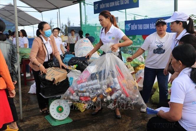 Phụ nữ xã Bình Thạnh, Bình Thuận và Bình Đông của huyện Bình Sơn (Quảng Ngãi) thu gom phế liệu, chai nhựa mang đến sự kiện “Tấm lưới xanh - Chung tay bảo vệ môi trường biển góp phần xây dựng nông thôn mới” để đóng góp. Ảnh: Đinh Hương - TTXVN