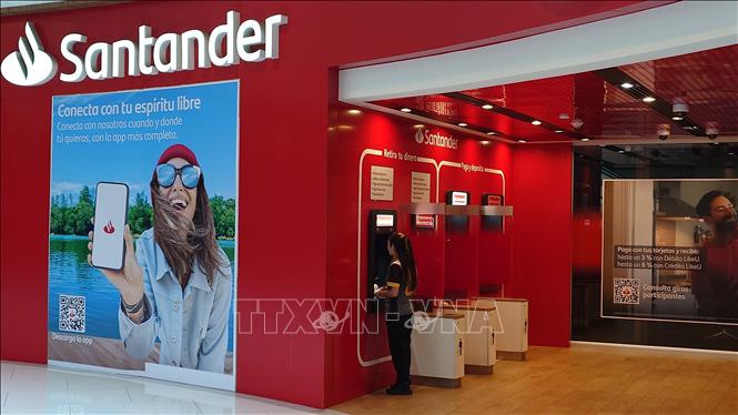 Một trung tâm giao dịch của ngân hàng Santander tại thủ đô Mexico City. Ảnh: Phi Hùng - PV TTXVN tại Mexico