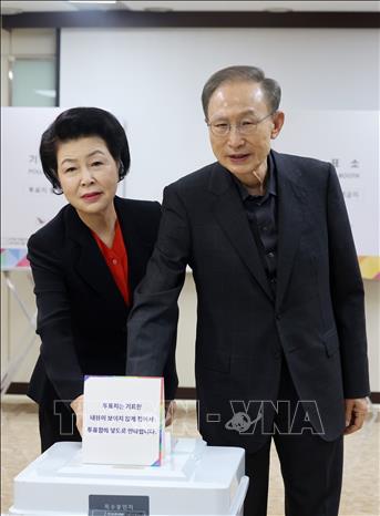 Cựu Tổng thống Hàn Quốc Lee Myung-bak và phu nhân bỏ phiếu tại điểm bầu cử ở Seoul ngày 3/6/2025. Ảnh: Yonhap/TTXVN