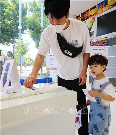 Cử tri bỏ phiếu bầu Tổng thống tại điểm bầu cử ở Incheon, Hàn Quốc ngày 3/6/2025. Ảnh: Yonhap/TTXVN