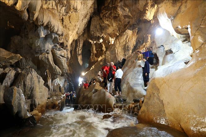 Đoàn chuyên gia UNESCO cùng lãnh đạo tỉnh, đại diện các sở, ban, ngành, địa phương tỉnh Lạng Sơn thực địa tại hang Keng Tao, Khu Du lịch sinh thái suối Mỏ Mắm, xã Chiến Thắng, huyện Bắc Sơn, tỉnh Lạng Sơn. Ảnh: Văn Đạt - TTXVN