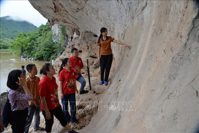 Đoàn khảo sát tại vị trí có Bài thơ khắc trên núi đá của Đốc trấn Ngô Thì Sỹ, xã Bình Trung, huyện Cao Lộc. Ảnh: Anh Tuấn - TTXVN