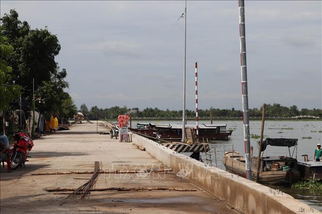 Bờ kè khu vực sông Cái Bè, xã Đông Hòa Hiệp, huyện Cái Bè, dần hình thành. Ảnh: Minh Trí - TTXVN