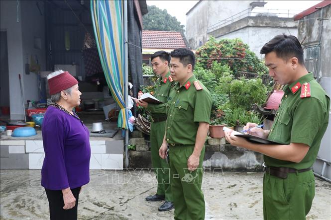 Lực lượng Công an xã Yên Mạc tăng cường tuyên truyền để người dân nêu cao cảnh giác, đấu tranh phòng, chống tội phạm. Ảnh: Đức Phương - TTXVN