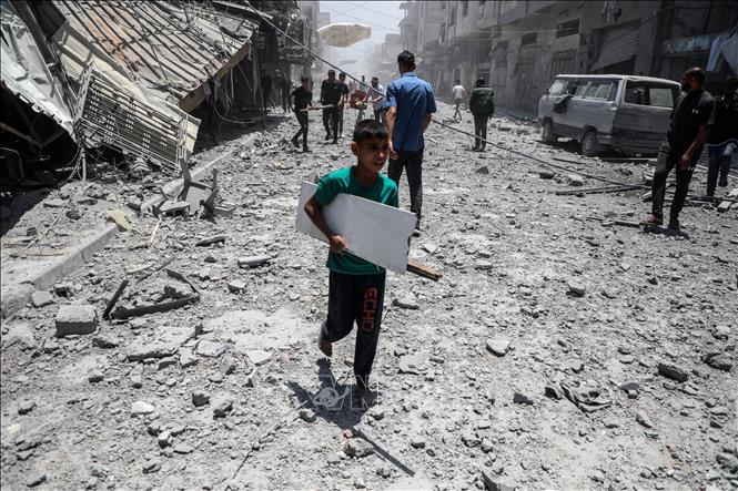 Cảnh đổ nát sau các cuộc không kích của Israel xuống thành phố Gaza ngày 31/5/2025. Ảnh: THX/TTXVN