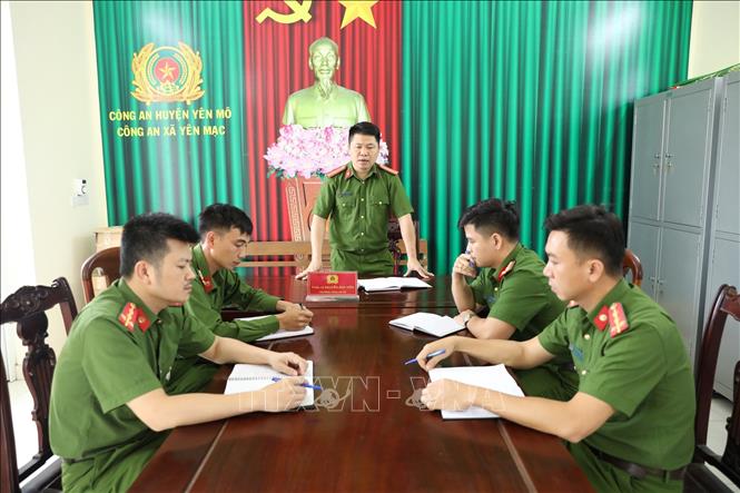 Thiếu tá Nguyễn Anh Hiền (đứng), Trưởng Công an xã Yên Mạc, triển khai công tác hàng tuần tại trụ sở. Ảnh: Đức Phương - TTXVN