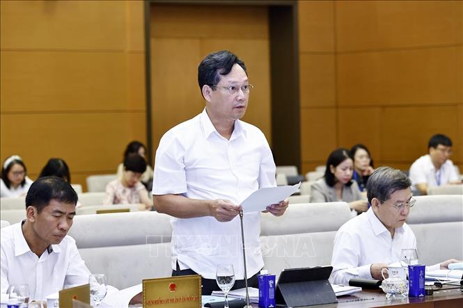 Phó Chánh án Toà án nhân dân tối cao Nguyễn Văn Tiến trình bày tóm tắt báo cáo tiếp thu, giải trình, chỉnh lý. Ảnh: Doãn Tấn - TTXVN