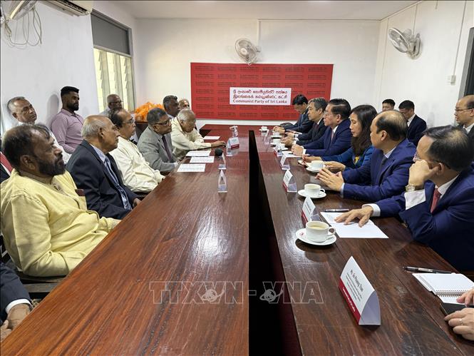 Đoàn đại biểu Đảng Cộng sản Việt Nam do đồng chí Nguyễn Trọng Nghĩa dẫn đầu làm việc với Ban lãnh đạo Đảng Cộng sản Sri Lanka và Hội Đoàn kết Sri Lanka - Việt Nam. Ảnh: Ngọc Thúy - PV TTXVN tại Nam Á