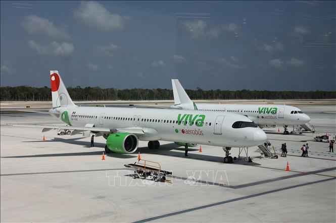 Máy bay của Hãng hàng không giá rẻ Viva của Mexico đón trả khách tại sân bay quốc tế Tulum, bang Quintana Roo, miền Trung Mexico. Ảnh: Phi Hùng - PV TTXVN tại Mexico