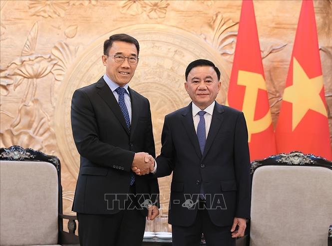 Thường trực Ban Bí thư Trần Cẩm Tú tiếp Quyền Trưởng Ban Đối ngoại Trung ương Đảng Nhân dân Cách mạng Lào Bounlua Phandanouvong. Ảnh: An Đăng - TTXVN