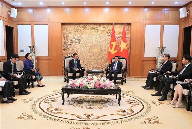 Thường trực Ban Bí thư Trần Cẩm Tú tiếp Quyền Trưởng Ban Đối ngoại Trung ương Đảng Nhân dân Cách mạng Lào Bounlua Phandanouvong. Ảnh: An Đăng - TTXVN