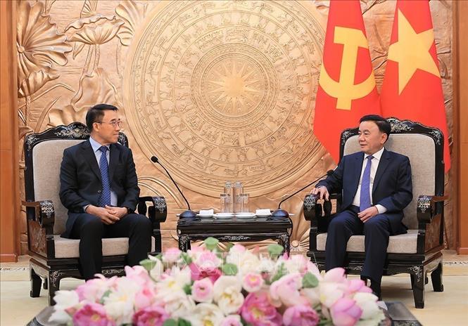 Thường trực Ban Bí thư Trần Cẩm Tú tiếp Quyền Trưởng Ban Đối ngoại Trung ương Đảng Nhân dân Cách mạng Lào Bounlua Phandanouvong. Ảnh: An Đăng - TTXVN