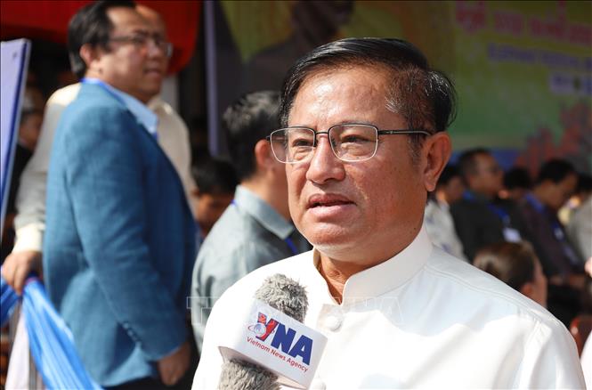 Ông Phetphixay Sounvilay, Phó Tỉnh trưởng tỉnh Xayabouly, chia sẻ về chính sách phát triển kinh tế-xã hội và thu hút đầu tư của tỉnh. Ảnh: Xuân Tú - PV TTXVN tại Lào