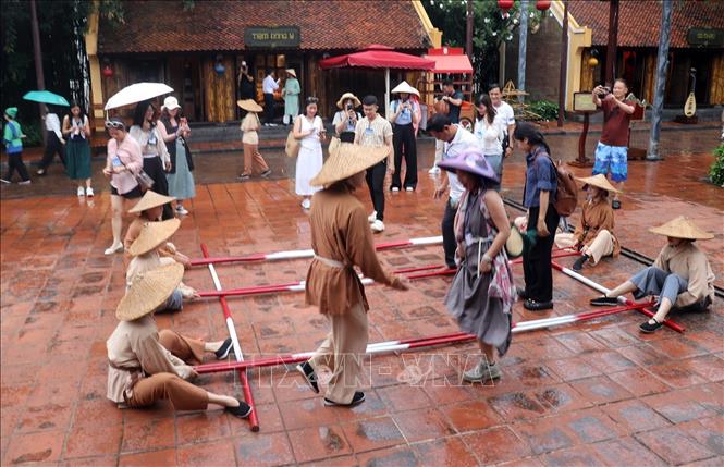 Khách du lịch tham gia điệu nhảy múa sạp tại đảo ngọc Phú Quốc. Ảnh: Lê Huy Hải - TTXVN