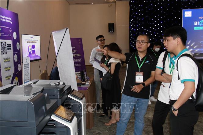 Đại biểu tham quan các sản phẩm giới thiệu tại Triển lãm. Ảnh: Tiến Lực - TTXVN 