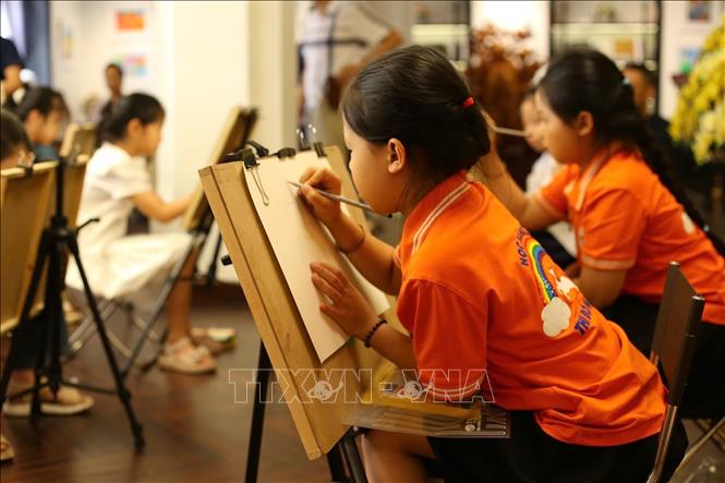 Các em học sinh thực hành vẽ tranh chủ đề Mùa hè của em: Mạnh Minh - TTXVN