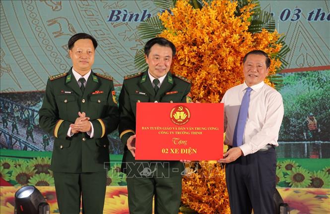 Phó Trưởng ban Thường trực Ban Tuyên giáo và Dân vận Trung ương Lại Xuân Môn tặng 2 xe điện cho cán bộ, chiến sĩ Bộ đội Biên phòng Bình Phước. Ảnh: Đậu Tất Thành – TTXVN.