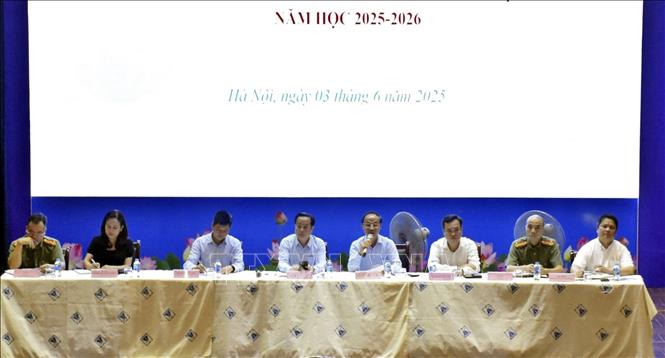 Trao đổi thông tin tổ chức kỳ thi. Ảnh: Nguyễn Cúc-TTXVN