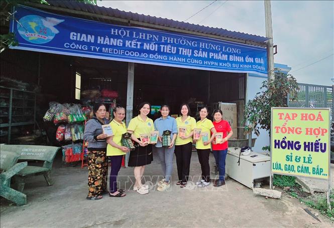 Công ty MEDIFOOD.IO của chị Trần Mạc Vân Anh, thị xã Chơn Thành đồng hàng cùng gian hàng kết nối tiêu thụ sản phẩm bình ổn giá. Ảnh: TTXVN phát 
