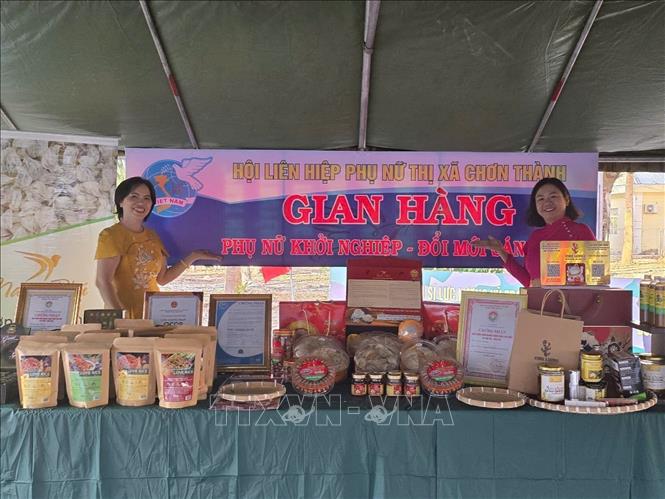 Gian hàng khởi nghiệp của Hội Liên hiệp Phụ nữ thị xã Chơn Thành tham gia trưng bày. Ảnh: TTXVN phát 
