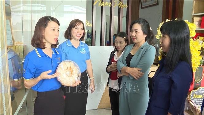 Thành viên Hội Liên hiệp Phụ nữ tại thị xã Chơn Thành trao đổi kinh nghiệm khởi nghiệp. Ảnh: TTXVN phát