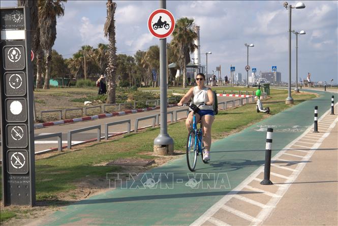 Người dân Tel Aviv đạp xe thư giãn dọc bờ biển. Ảnh: Thanh Bình - PV TTXVN tại Israel