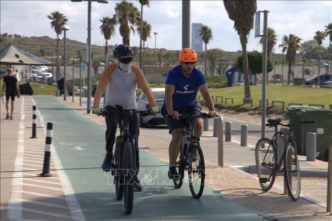 Người dân Tel Aviv đạp xe thư giãn dọc bờ biển. Ảnh: Thanh Bình - PV TTXVN tại Israel