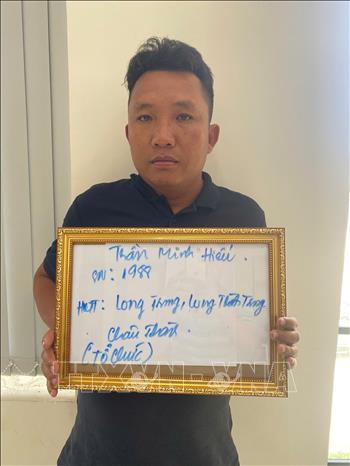 Đối tượng Trần Minh Hiếu (hay còn gọi Hiếu Tà Nông, sinh năm 1988, ngụ phường Long Thành Trung, thị xã Hòa Thành, tỉnh Tây Ninh) là chủ mưu tổ chức bị bắt giữ. Ảnh: TTXVN phát