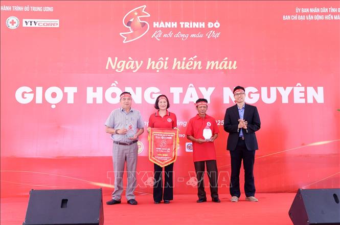 Tặng biểu trưng lưu niệm Hành trình đỏ năm 2025 cho Ban chỉ đạo vận động Hiến máu tình nguyện tỉnh Đắk Lắk và các địa phương trong tỉnh. Ảnh: Hoài Thu – TTXVN