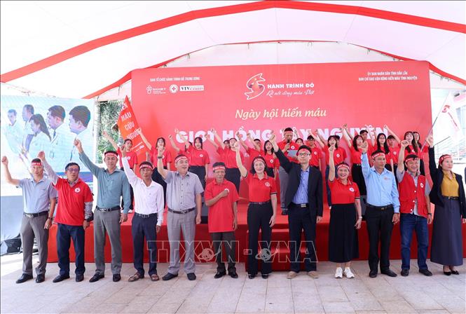 Hô khẩu hiệu truyền thống, thể hiện quyết tâm tổ chức tốt chương trình Hành trình đỏ năm 2025. Ảnh: Hoài Thu – TTXVN