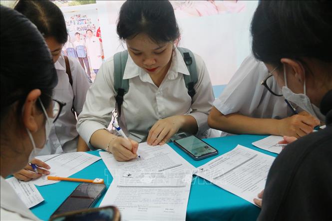 Sinh viên Trường cao đẳng Y tế Đồng Nai đăng ký nguyện vọng được vào làm việc tại các bệnh viện trên địa bàn tỉnh Đồng Nai tại Ngày hội việc làm. Ảnh: Lê Xuân-TTXVN