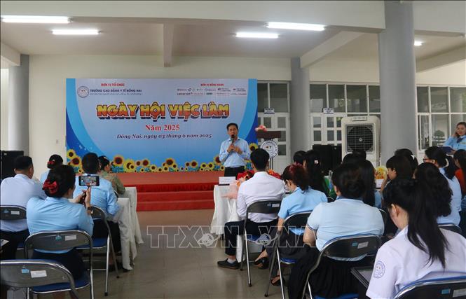 Đại diện Bệnh viện đa khoa Đồng Nai tư vấn, hướng nghiệp cho sinh viên Trường cao đẳng Y tế Đồng Nai. Ảnh: Lê Xuân-TTXVN