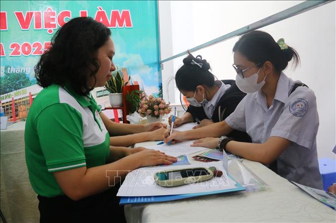 Khoảng 500 vị trí việc làm được các nhà tuyển dụng giới thiệu cho sinh viên Đồng Nai tại Ngày hội việc làm. Ảnh: Lê Xuân-TTXVN