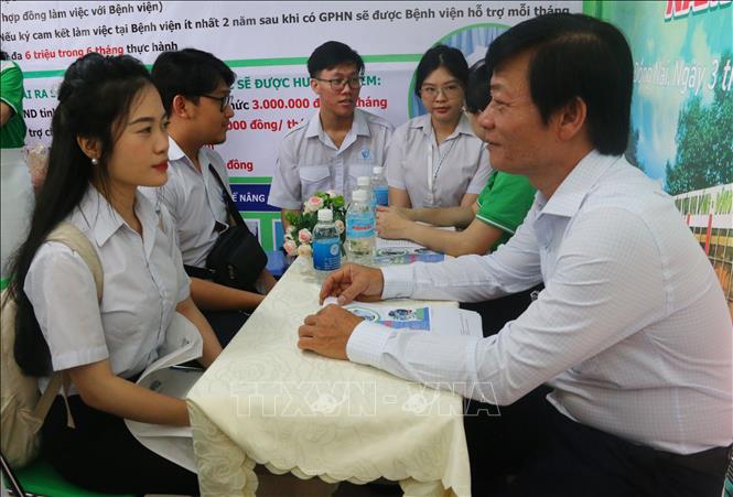 Phó Giám đốc Bệnh viện Nhi đồng Đồng Nai Nguyễn Trọng Nghĩa trực tiếp phỏng vấn sinh viên tại Ngày hội việc làm. Ảnh: Lê Xuân-TTXVN