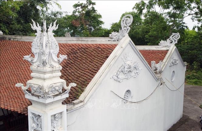 Miếu cổ kiến trúc theo lối xây tường bít đốc, có trang trí linh thú và cách điệu hình chữ thọ... Ảnh: Tạ Toàn – TTXVN