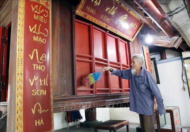 Bức đại tự cùng đôi câu đối khắc chữ Khoa Đẩu, một loại chữ Việt cổ thời Hùng Vương trong gian hậu cung. Ảnh: Tạ Toàn – TTXVN
