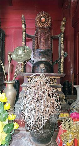 Phía trong hậu cung có thờ ngai, mũ và bát nhang là minh chứng còn nguyên vẹn thời Hùng Vương. Ảnh: Tạ Toàn – TTXVN