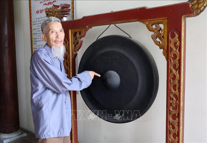 Ông Bùi Văn Vân, thủ từ ngôi miếu cho biết, năm 2017 sau khi được tu bổ, tôn tạo, nhiều cá nhân đã đến công đức Chuông, Chiêng để tỏ lòng thành kính các Vua Hùng. Ảnh: Tạ Toàn – TTXVN